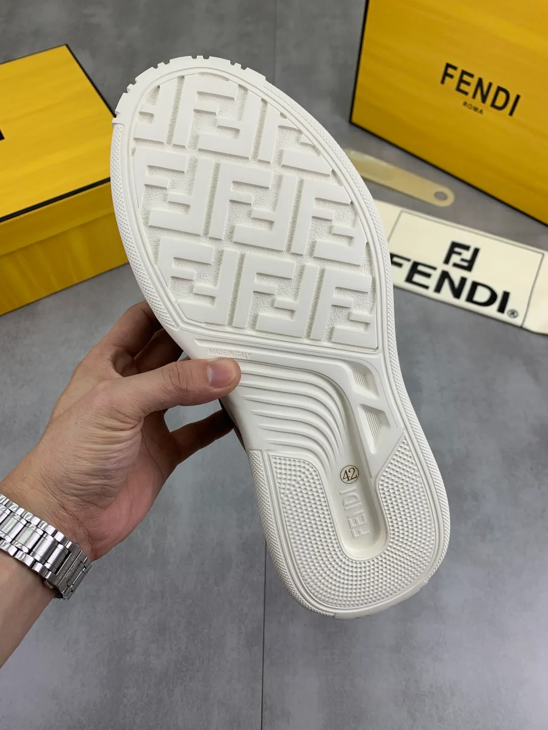 Men's men's shoes 💰P760 new style 💰💎💎💎 summer hot style [FENDI Fendi] top version 🆕New sneakers, wavy soles engraved with original words. Embossed Fendi Flow lettering on the heel. The upper is made of high-end calfskin and breathable materials. Original lining with tone-on-tone details decorated with innovative handcrafting techniques. Ultra-light and wear-resistant TPU and IP foam soles, overall lightweight and comfortable. Size:39-44 (38 45 can be customized)
